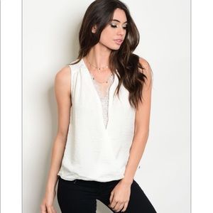 🛍SALE🛍 Pretty Off-white Basic Top